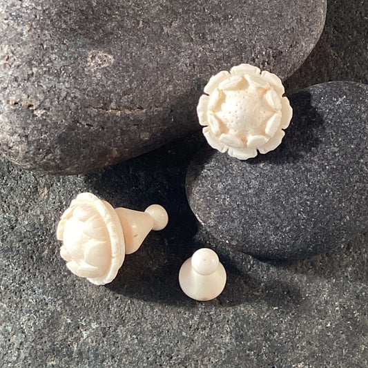 Fake plugs Stud Earrings | white flower stud earrings 