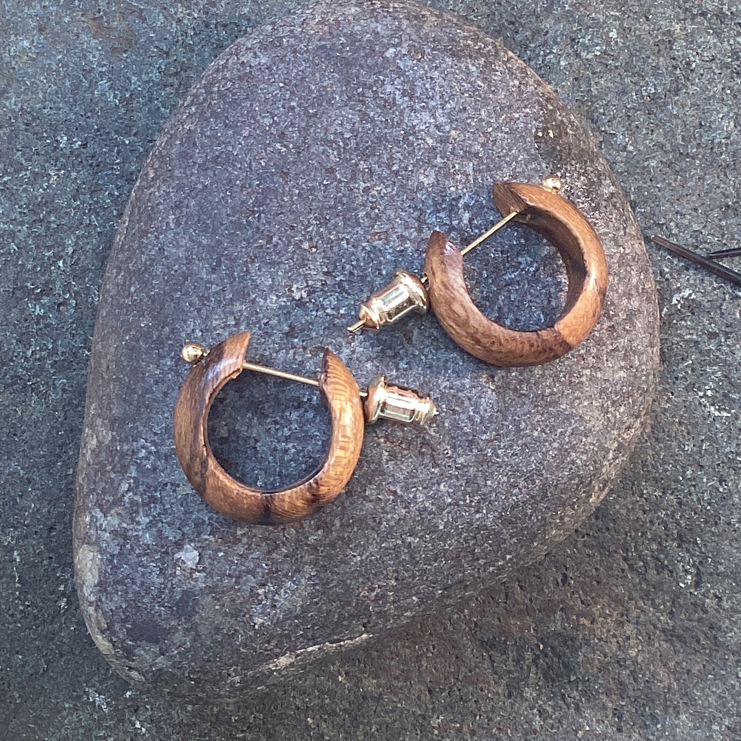 Small hoop earrings, teak wood.