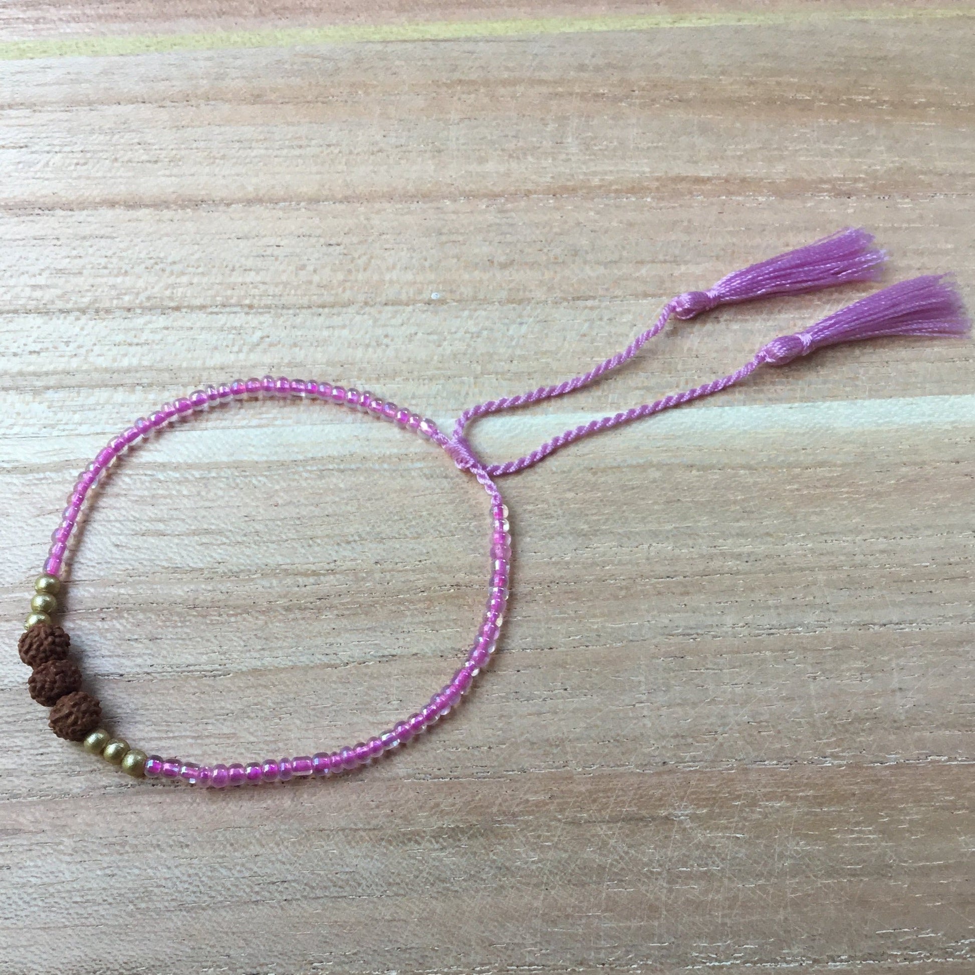bead strand bracelet, pink.