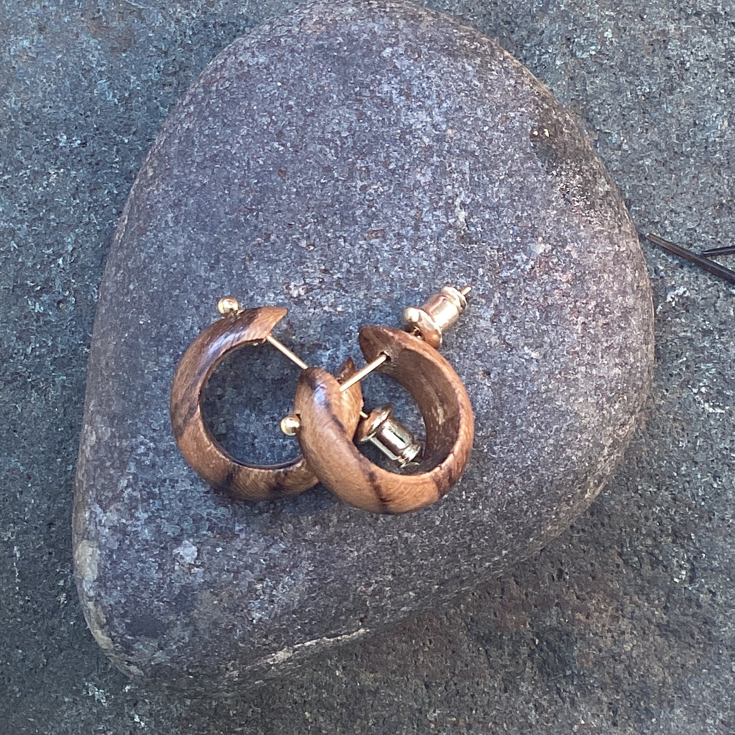 Small hoop earrings, teak wood.