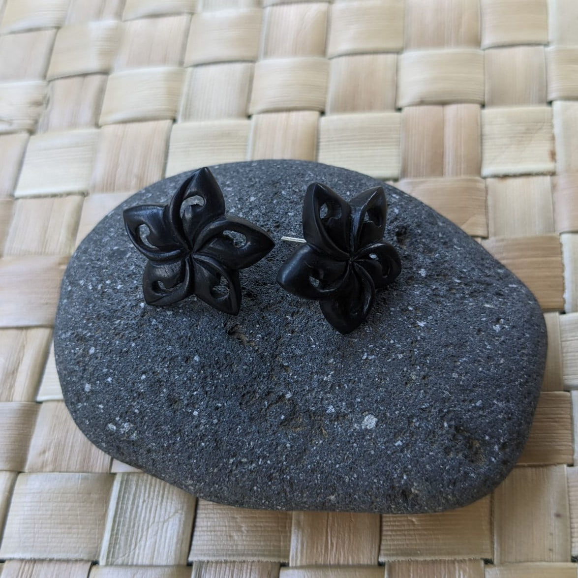flower stud earrings black