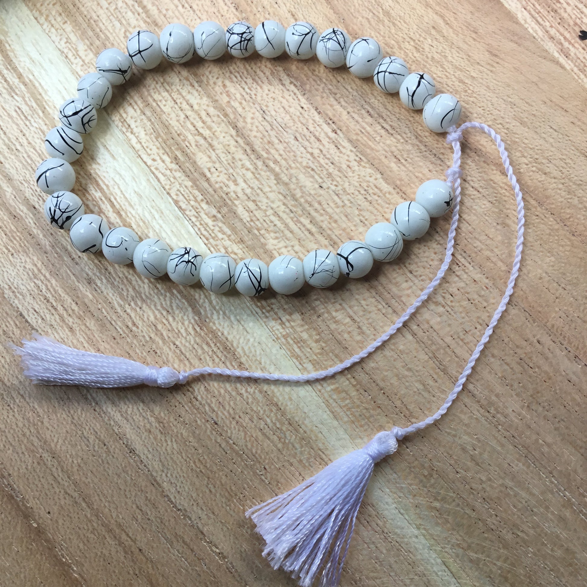 adjustable bracelet, white bead.
