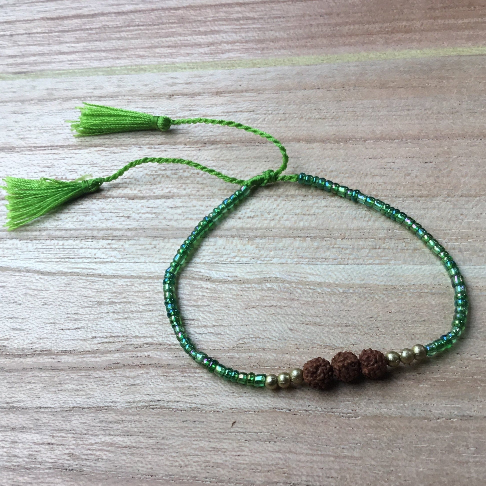 dainty bead bracelet, green.