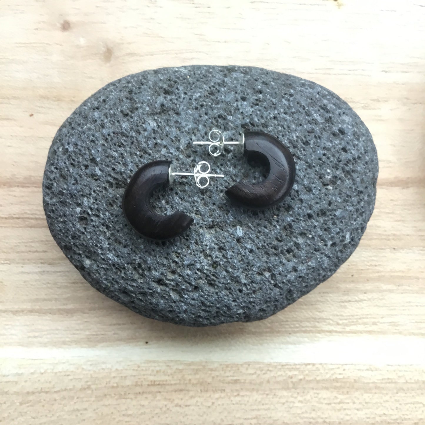 wood hoop earrings on stud. black.