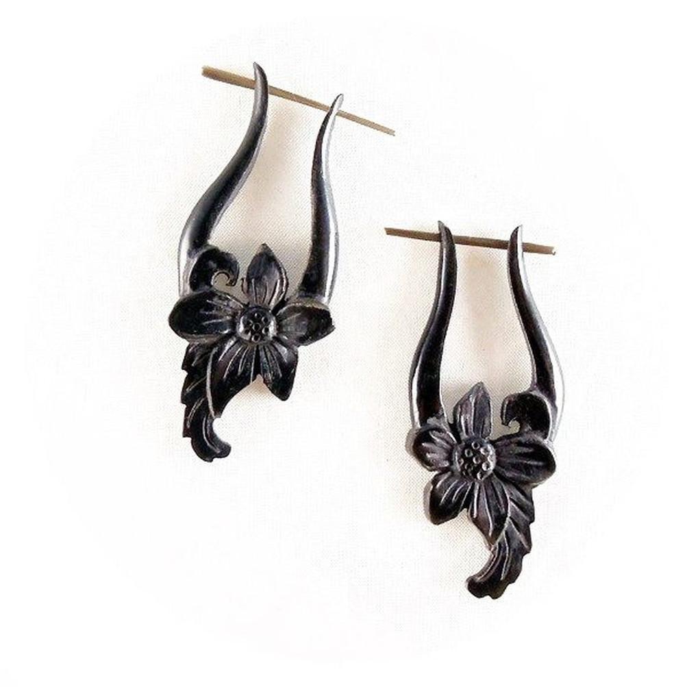 Black flower earrings, metal-free. horn.