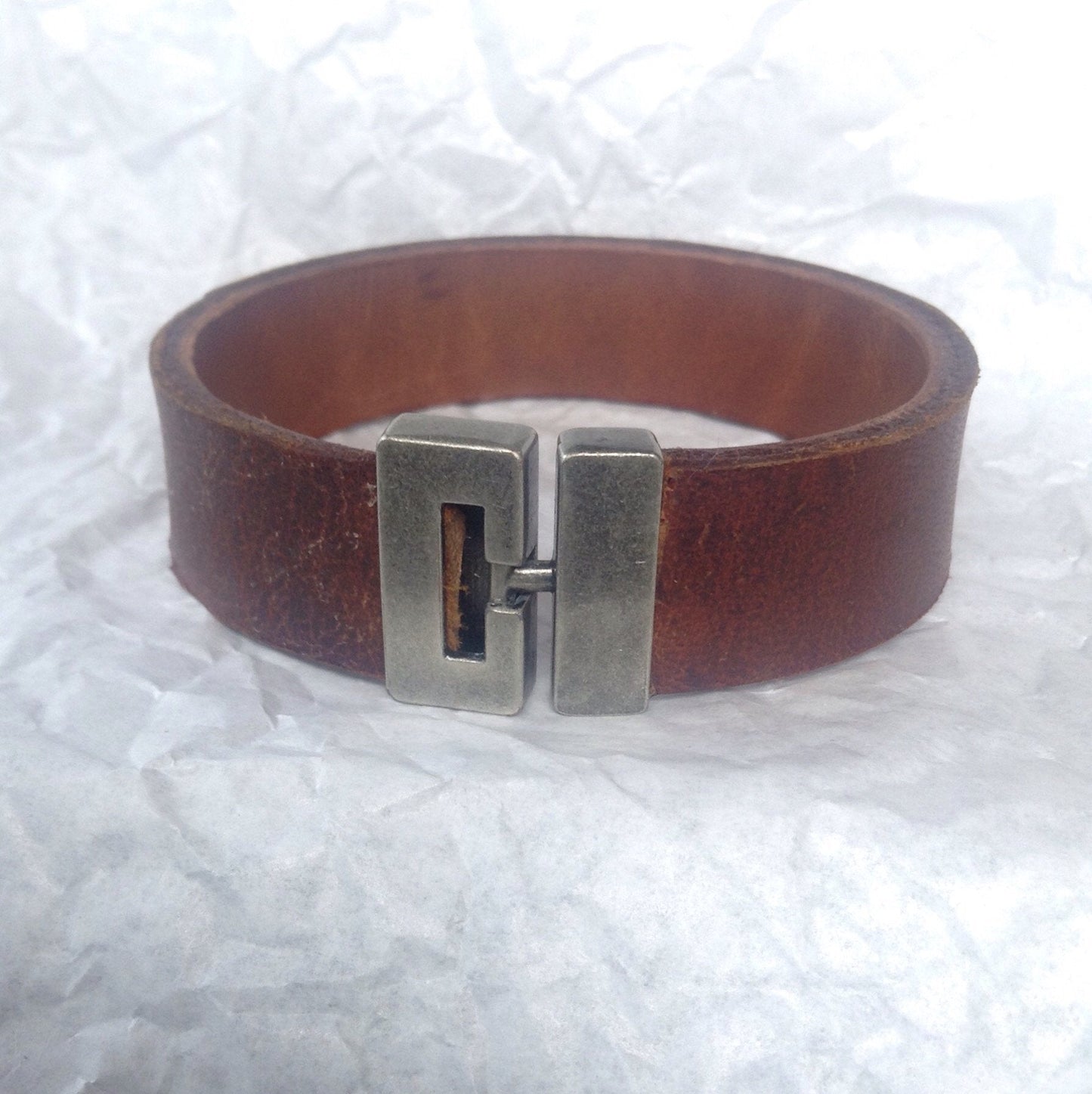 Oiled deerskin and caramel leather bracelet. T bar clasp.