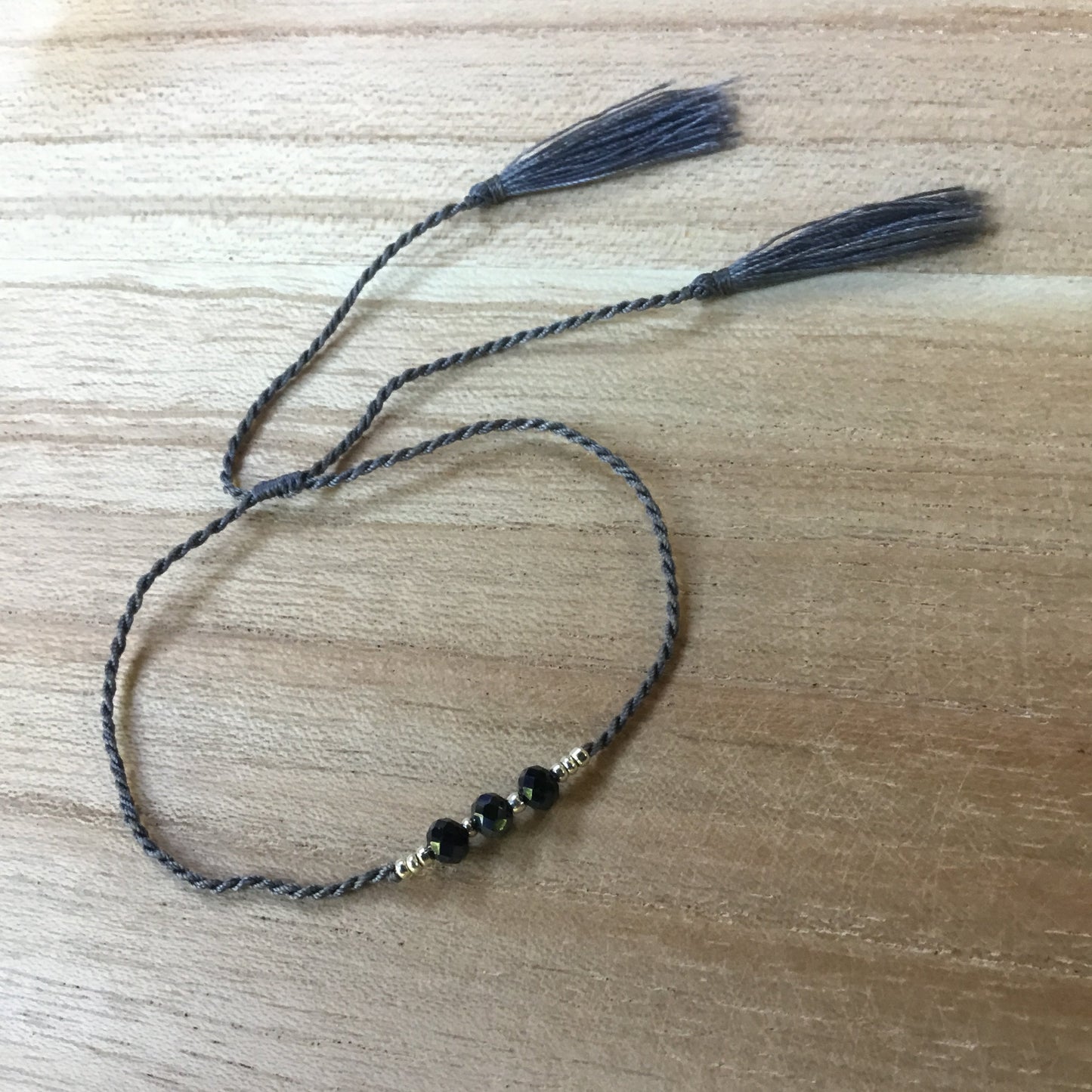 one size bead bracelet, grey.