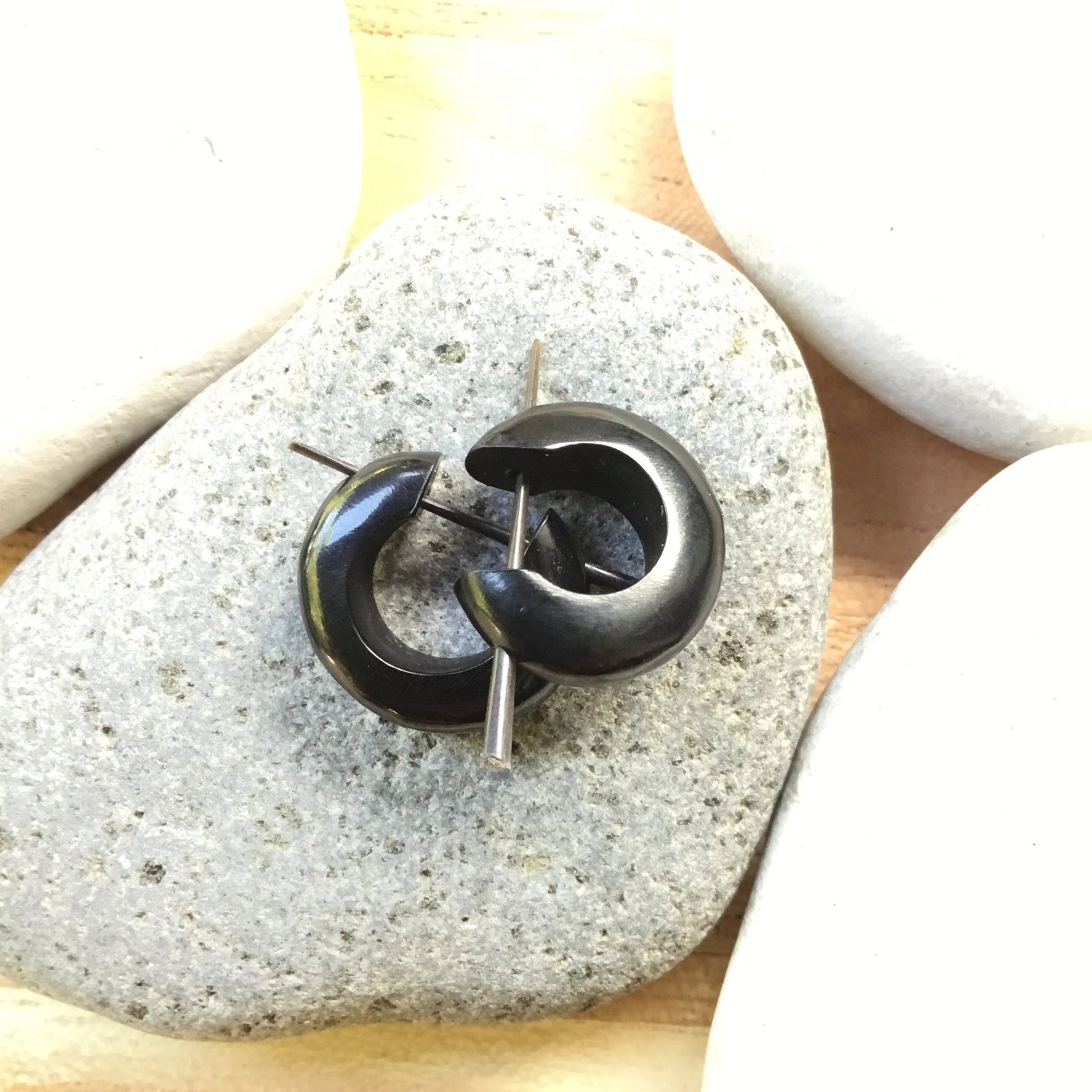 small black hoop earrings.