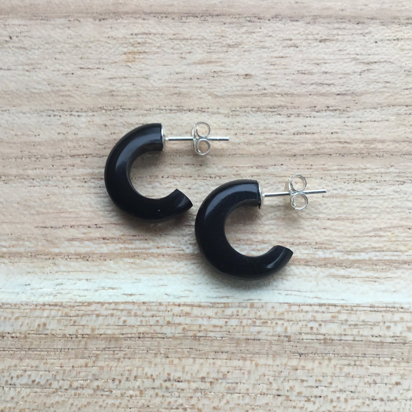 small black hoop earrings.