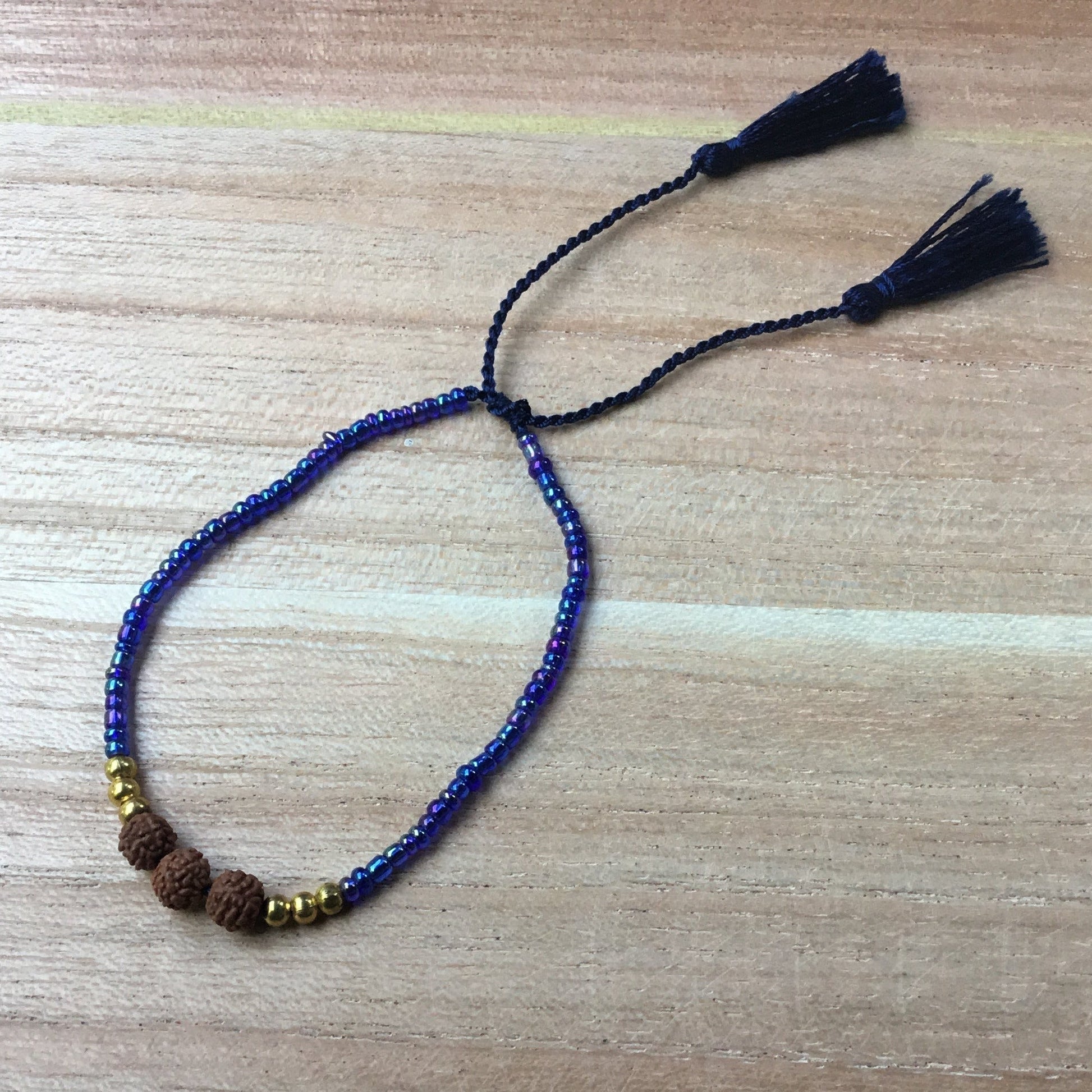 thin adjustable bead bracelet, blue.