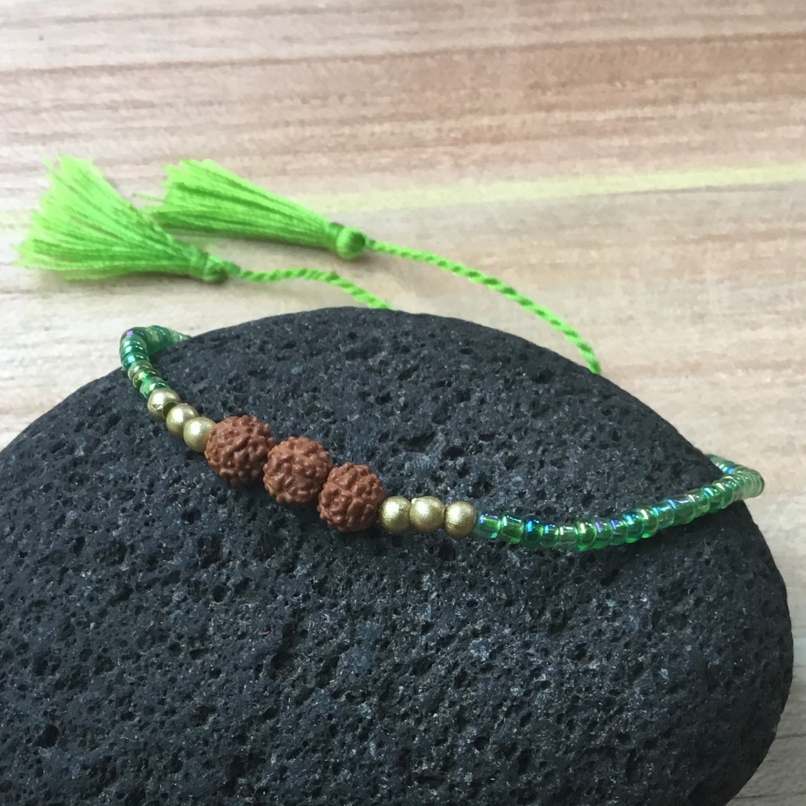 thin bead bracelet, green.