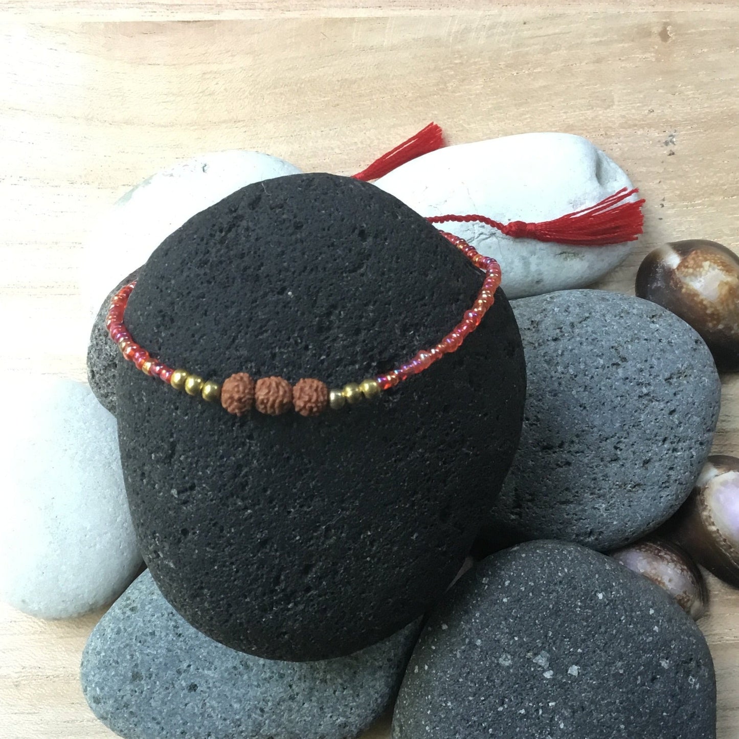 tiny bead bracelet, red.